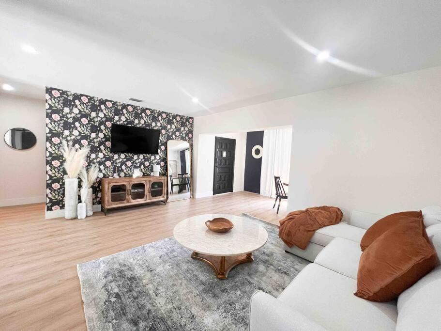New Home, Pool Near Airport And Beaches, King Bed Hébergement de vacances *